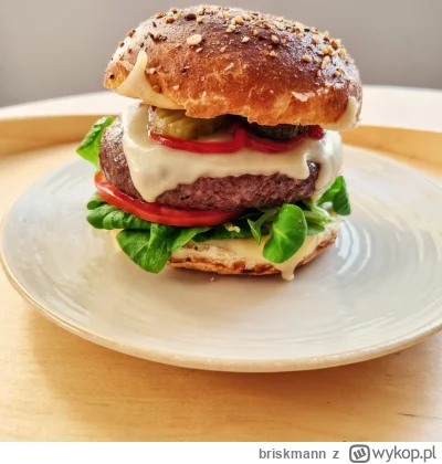 briskmann - Czwartkowy obiad
Hamburger. Wolowina, plastry sera, salata, pomidor i pik...