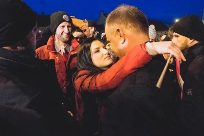 KomendaGlownaPolicji - POTUS dotarl do Głuchołaz - na zdjęciu mieszkanka błaga o pomo...