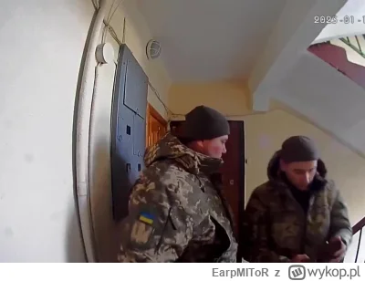 EarpMIToR - >Jak doręcza się wezwanie w Kijowie. Przyklejają go do drzwi, robią zdjęc...
