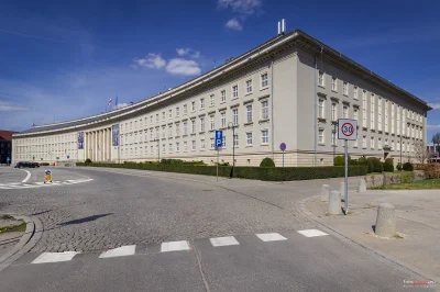 Fennrir - >A gdyby Hitler zbudował szpital w Warszawie dla swoich oficerów- to tez zb...