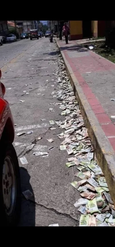 starnak - Bezwartościowa waluta zaśmieca ulice w Wenezueli #wenezuela #pieniadze #inf...