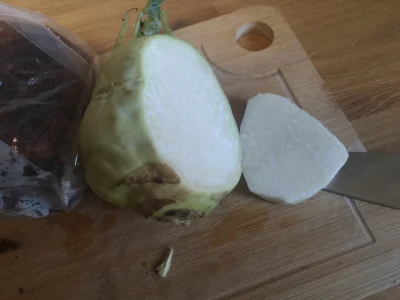 Erk700 - #kalarepa #warzywa #ogrodnictwo
Czym jest ten biały wzór wewnątrz kalarepy?