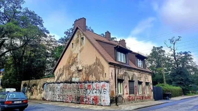 CrokusYounghand - Kibolstwo z #widzew zniszczyło 70-letniej kobiecie elewację domu, b...