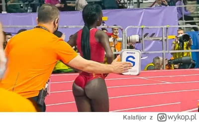 Kalafijor - Fátima Diame (z prawej) z brązowym medalem MŚ w lekkoatletyce w skoku w d...