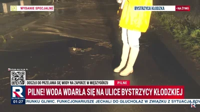 mmenelica - Baba z republiki stoi na ulicy i dosłownie podczas relacji woda co raz ba...