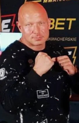 essillya - Rafał Pasternak mając dziecko (dziewczynkę) współwłaściciel FAME MMA wspie...