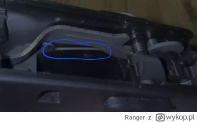 Ranger - @GreeenOne: sprężynka ci tu wpadła chyba między plastik, a blaszkę od spustu...