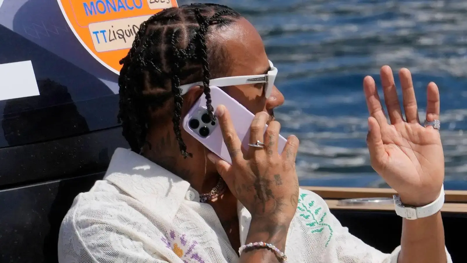 winsxspl - Przychodzi starszy czarny pan do serwisu:
- Z pana oponami jest wszystko w...