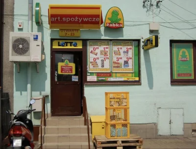 CiastozTruskawkami - Kiedyś żabka wyglądała jak osiedlowy sklepik 
#starezdjecia #zdj...