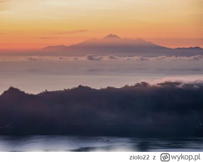 ziolo22 - Widok ze szczytu wulkanu i Rinjani na wyspie Lombok w oddali. Wymarzony do ...