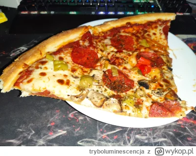 tryboluminescencja - pizza gorąca w Duszka wchodząca

#pizza #fastfood #niebieskiepas...