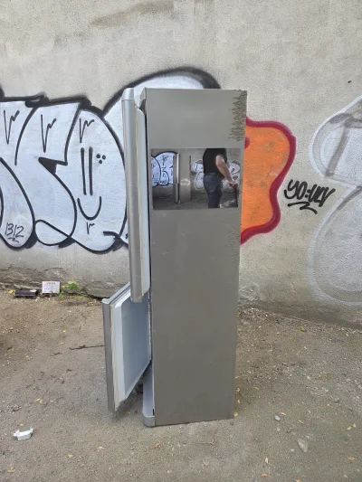 mroz3 - Dziwna sprawa, stoi w podwórku rozwalona lodówka i to już dłuższy czas i tera...