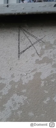 Doment - Mieszkam na parterze dziś pod oknem zauważyłem taki symbol narysowany ołówki...