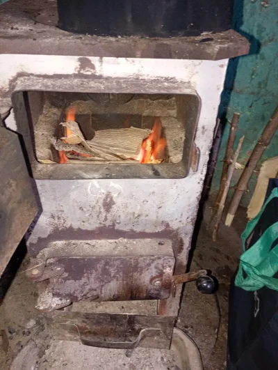 fantazmat - #przegryw Ehh, trzeba rozpalić w chałupie, bo chłop zamarznie jeszcze, ch...