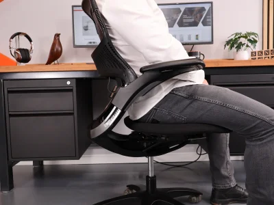 fotelebrastech - @fotelebrastech 
Drugi to Knoll Generation. Siedzisko też jest regul...