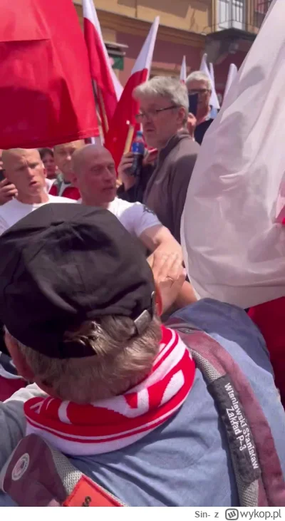 Sin- - Tymczasem na marszu PiSowcow. To są te ustawki o których Nawrocki opowiadał? 
...