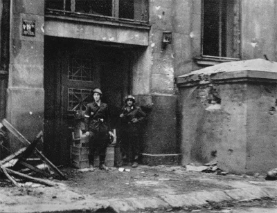 brusilow12 - Powstańcy z Batalionu Ruczaj po zdobyciu Małej PASTy pozują koło bunkru ...