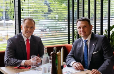 splinter96 - Nawrocki na tym zdjęciu wygląda jakby mógł być ojcem Mentzena tymczasem ...