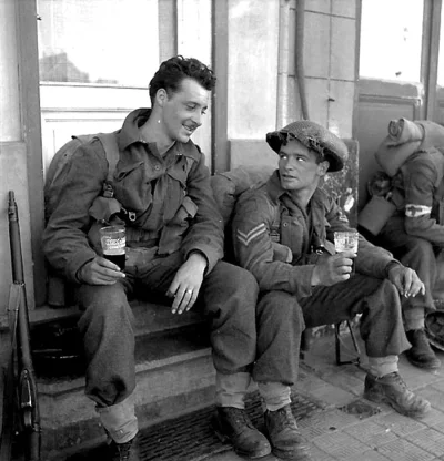 Bobito - #fotografia #iiwojnaswiatowa #wojna

Kanadyjscy żołnierze piją piwo w Belgii...