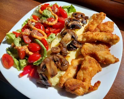 arinkao - Smażone polędwiczki z kurczaka, pieczarki z ziemniakami i sałatka z sosem s...
