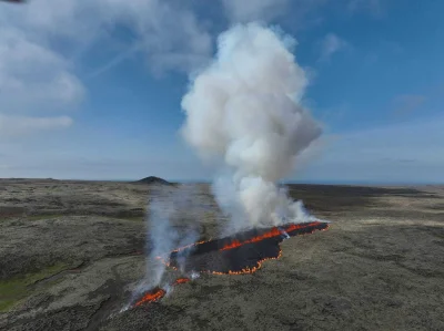 grzesiecki - #islandia  #wulkan   kolejna erupcja na Islandii