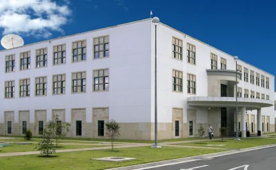 soma-alinesa - Patrzcie ile ambasada ma okien.