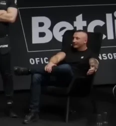 sobor-watykanski - Ty a co ty k---a kładziesz noge jak ja, ty? ( ͡° ͜ʖ ͡°)
#famemma