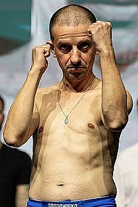 _______________________________ - @_______________________________: chłop co wygląda ...