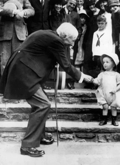 atteint - John D. Rockefeller zabierający 5-centówkę małej dziewczynce, lata '20 XX. ...
