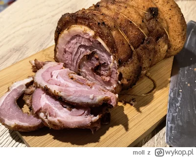 moll - A zostawię to tutaj... Taki boczek... Pieczony...
(Gdyby komuś brakowało krope...