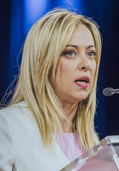 52bfef6321 - Bardziej włosko niż premier Włoch chyba się nie da wyglądać. Ona musi mi...