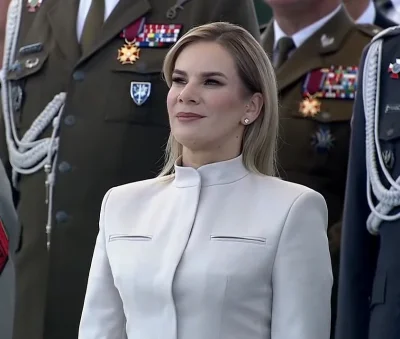 grand_khavatari - #polityka 
ale hotówa dzisiaj na defiladzie, 31 stopni w cieniu