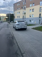 czerwony_kmer - Mógł zaparkować jeszcze bardziej na środku. Chodnik do chodzenia? Kto...