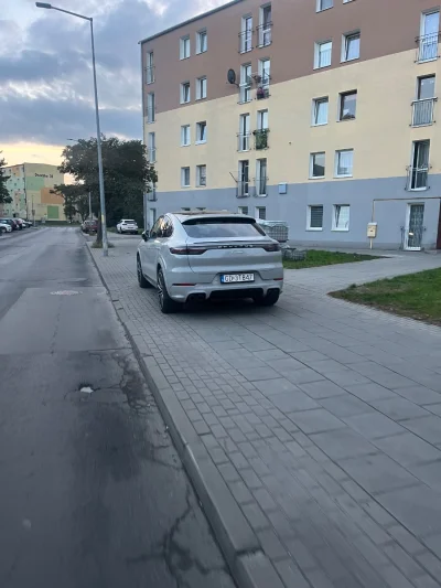 czerwony_kmer - Mógł zaparkować jeszcze bardziej na środku. Chodnik do chodzenia? Kto...