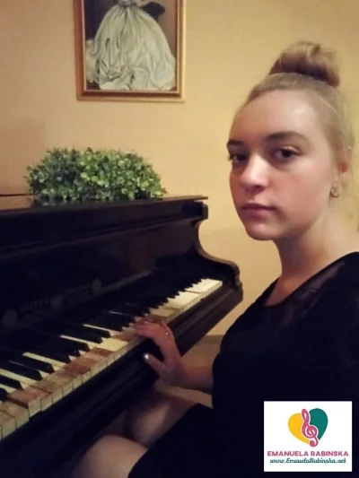 BestMusic - Pianistka Emanuela podczas gry na fortepianie ksiecia Gustava.

https://e...