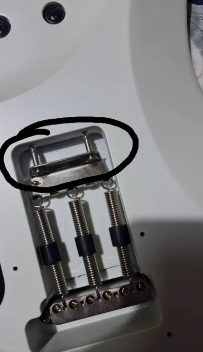 ActiZ - Reguluje właśnie mostek tremolo, założyłem 9'tki innej firmy i nie wiem czemu...