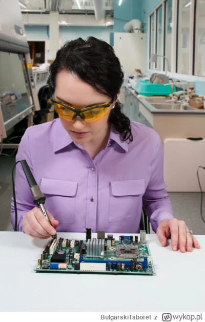 BulgarskiTaboret - >pomijając ścianę z kartonu, to chciała wkręt wbić jak gwóźdź?

@m...