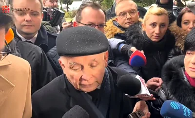 HeteroseksualnyWlamywacz - Kaczyński nawet na kaszkiecie nosi łupież 
#sejm