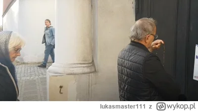 lukasmaster111 - #wroniecka9 
Wielebny modły pod kościołem na Wronieckiej odprawia, a...