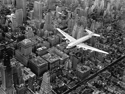 M.....a - Widok na przelatujący nad Manhattanem samolot pasażerski DC-4E, 1939 r.