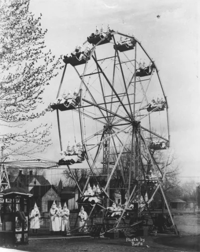 myrmekochoria - Członkowie Ku Klux Klanu na diabelskim młynie, USA 1926.

#starszez...