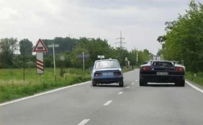 av18 - Jedziesz przepisowo po miejscowości 50 km/h (lub nieco więcej) w zależności od...