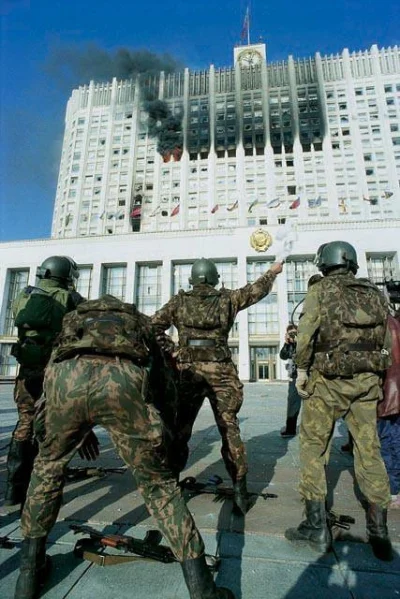 darosoldier - Moskwa w październiku 1993 roku, prezydent Borys Jelcyn nakazuje czołgo...