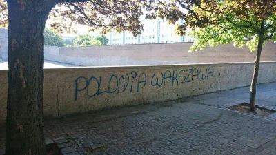 v.....8 - #poloniawarszawa #Warszawa 
Sąsiadki pomalowaly mury Pawiaka, gratulacje