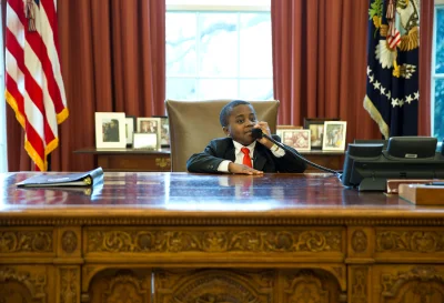 Kismeth - @Wielki_Atraktor: hurr durr tylko prezydent US and A może siedzieć przy tym...