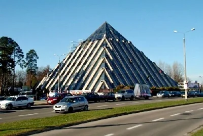 koromyslo - @Sandman: i tyska piramidka hotelowo-uzdrowiskowa