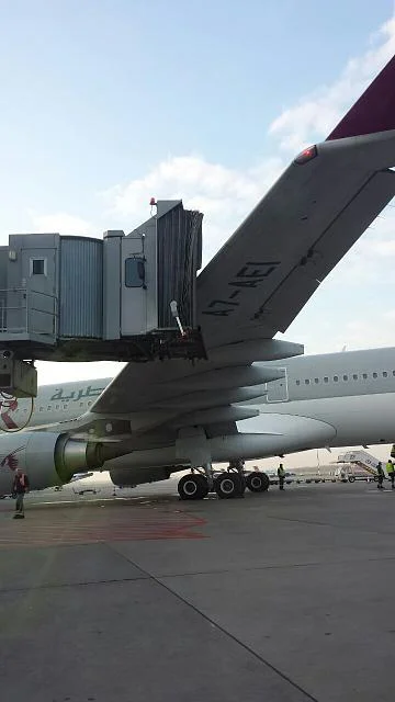 beczka91 - A330 uderzył dziś w rękaw na Okęciu
http://lotnictwo.net.pl/3-tematyogoln...