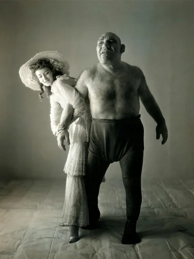 Dawidokido11 - Początkująca modelka Dorian Leigh na fotografii z wrestlerem Mauricem ...