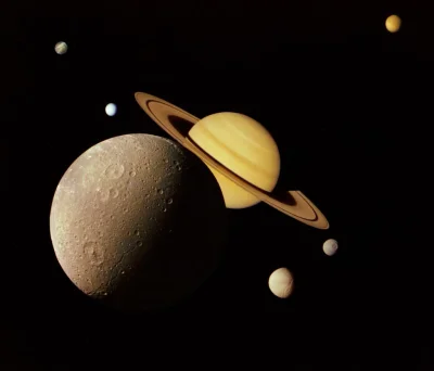 d.....4 - Zmontowany ze zdjęć sondy Voyager 1 obraz Saturna i jego księżyców. 
Zdjęci...