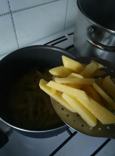 Rudalke - Smażą się ( ͡º ͜ʖ͡º)

#wykopfrytki #frytki #gotujzwykopem #gotowanie #jedze...